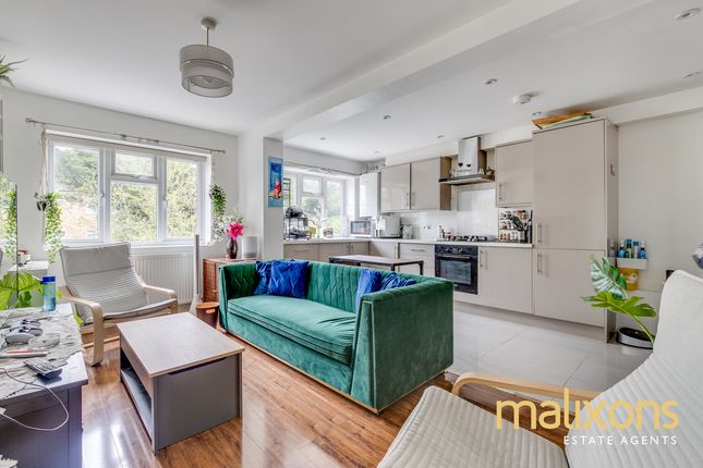 Flat for sale in Park Avenue North, London