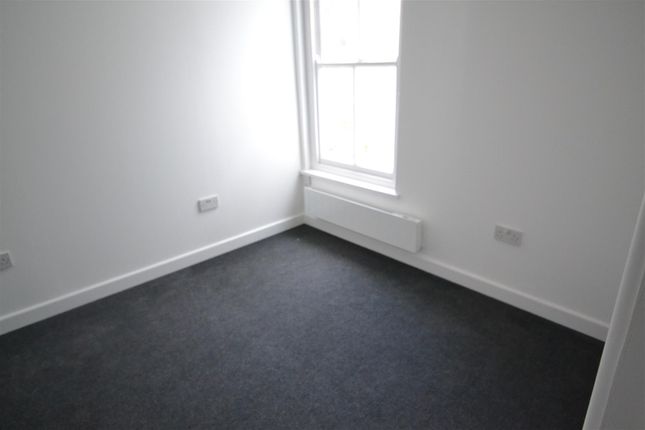 Flat to rent in New Road, Croxley Green, Rickmansworth, Hertfordshire