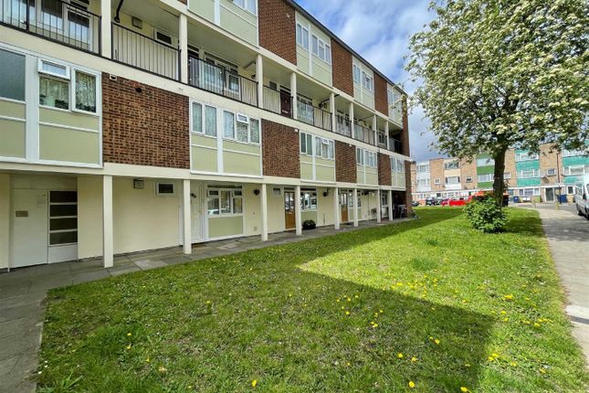Flat to rent in Wallis Road, Southall