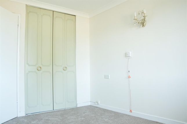Flat 4 Homeborough House, Brinton Lane, Southampton photo 4