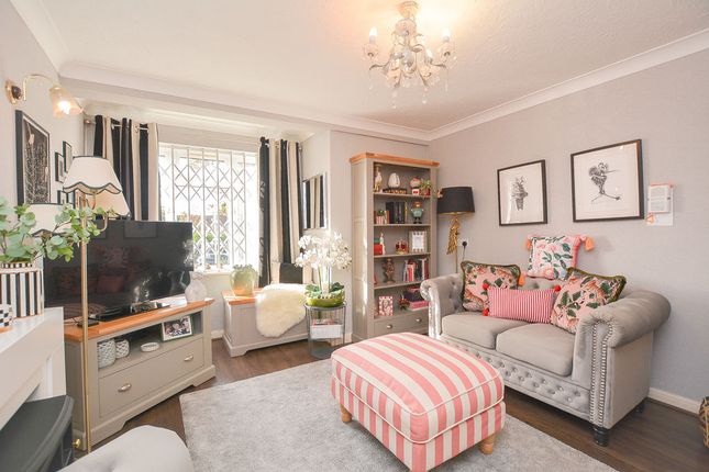 10 Pembridge, Riviera Drive, Southend-On-Sea photo 2
