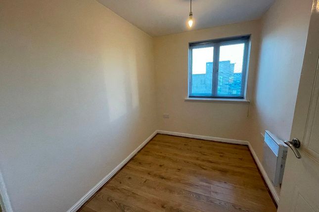 Flat 3, 126 Felixstowe Road, London photo 4