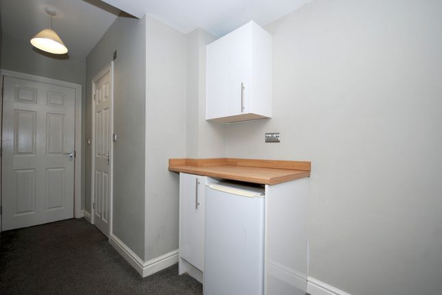 Flat Room 2, 171, Carr House Road, Doncaster photo 4