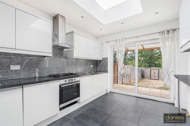 230, Sudbury Heights Avenue, Greenford photo 4