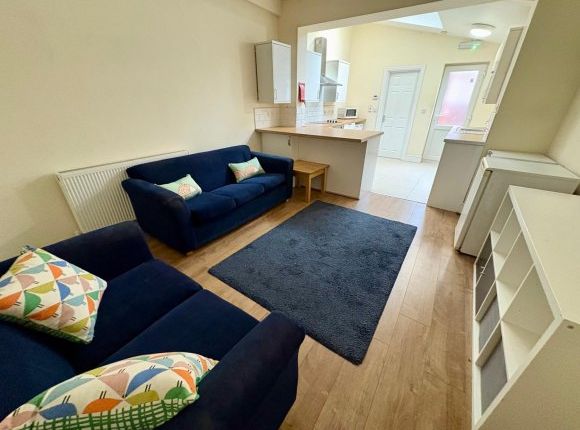 1 P121 Lounge 3  1Jul25.Jpg