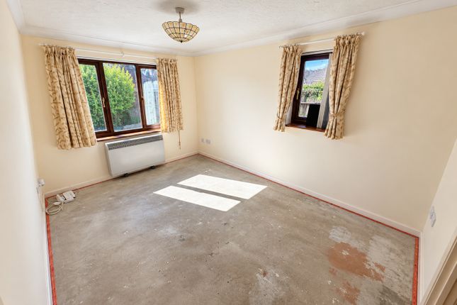 8 Elizabeth Court, The Crescent, Eastleigh photo 2