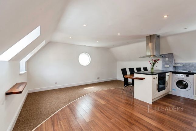 Flat 3, Haubourdin Court, Colne Road, Essex photo 4