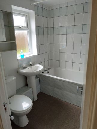 17, Kennedy Close, Gloucester photo 4