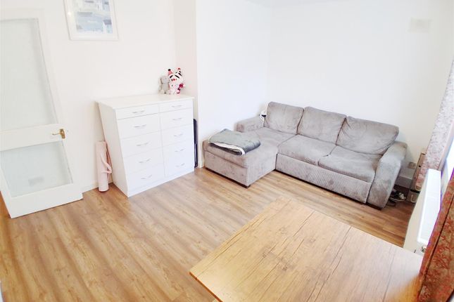 29, Windsor Park Road, Harlington photo 2