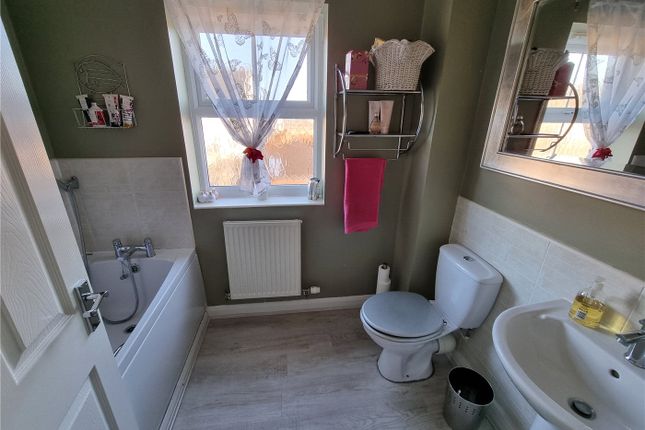 Town house to rent in Renfrew Drive, Greylees, Sleaford, Lincolnshire