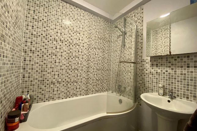 Flat for sale in Aplin Way, Osterley, Isleworth