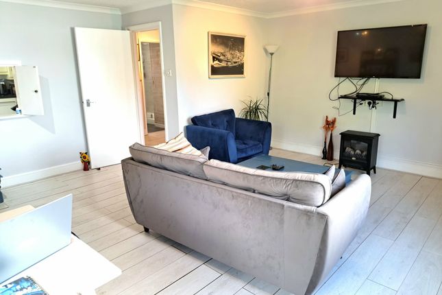 Flat 2 Hayes Court, Haye Lane, Lyme Regis, Dorset photo 2