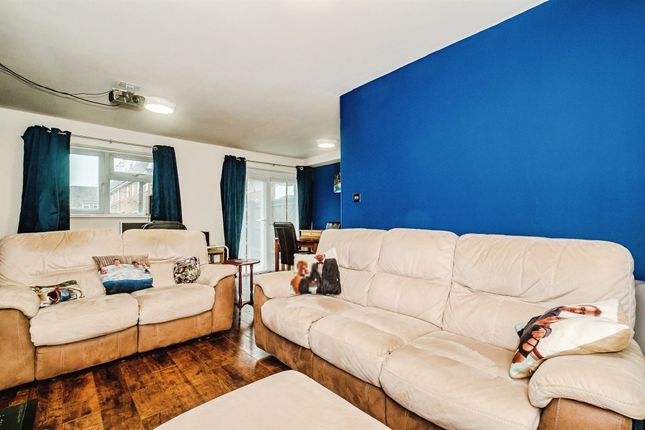 81, Hurstfield, Lancing photo 2