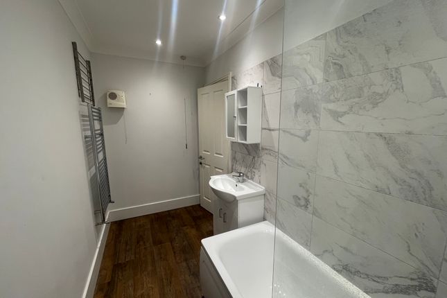 Flat 1 (A) 746, High Road, LONDON photo 5