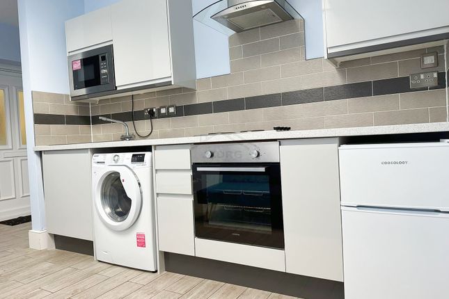 gardenroom01, Derwent Avenue, Kingston Vale photo 4