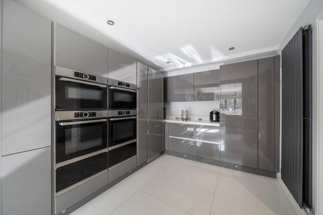3, Copper Beech Close, Surrey photo 3