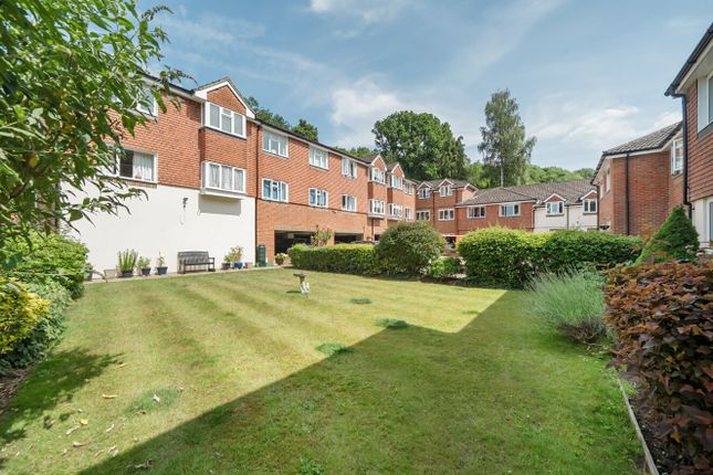 24, Stuart Court, Godalming photo 4