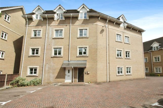 Flat to rent in Walnut Close, Laindon, Basildon