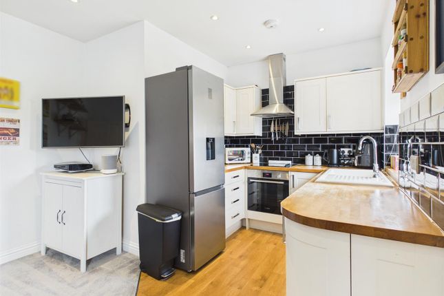 Flat 5, 60, Downs Road, Coulsdon photo 5