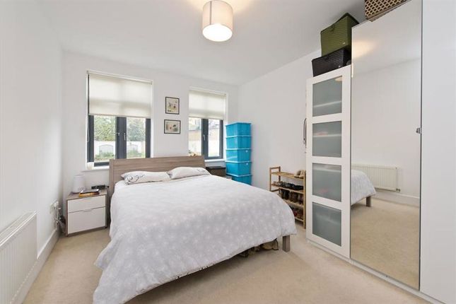 Flat 4, 63, Putney Bridge Road, London photo 3