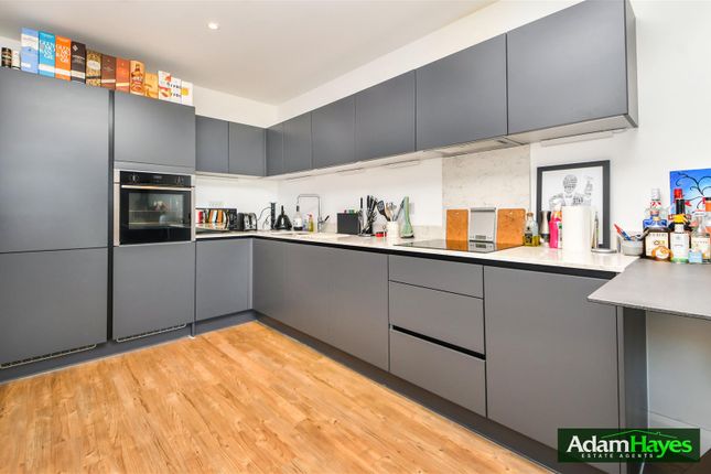 3 Verde Court, Oakwood Crescent, London photo 3