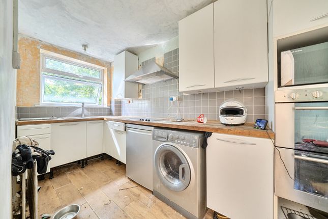 21, Paddock Close, Dartford photo 2