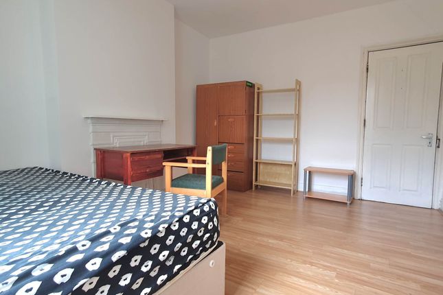 Room 3, Hereford Road, London photo 4