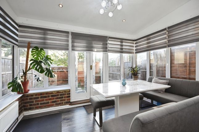 12, Mimosa Close, Romford photo 4