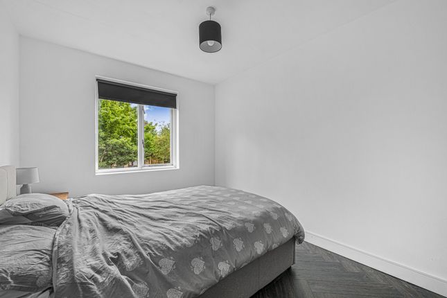 32, Weybrook Drive, Guildford photo 4