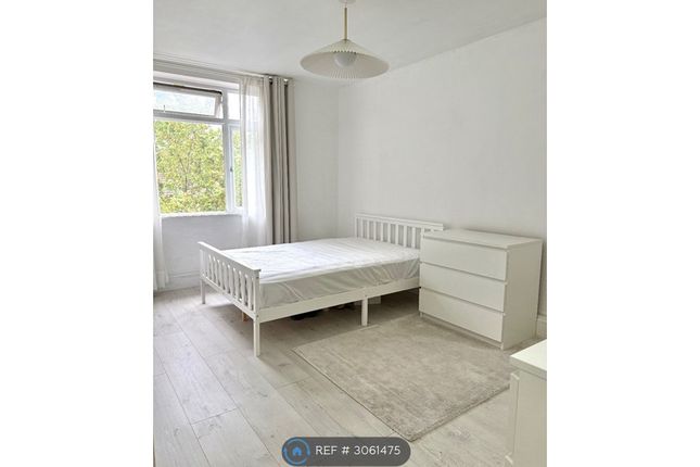 Flat  Packham Court, Lavender Avenue, Worcester Park photo 4