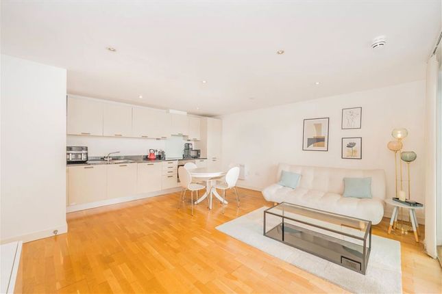 Flat 27, 56, Lant Street, London photo 3