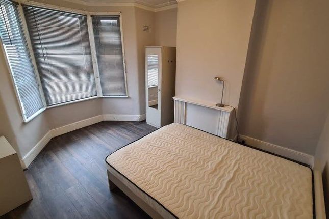 Room 1- Â£725 Available 10/06/2025