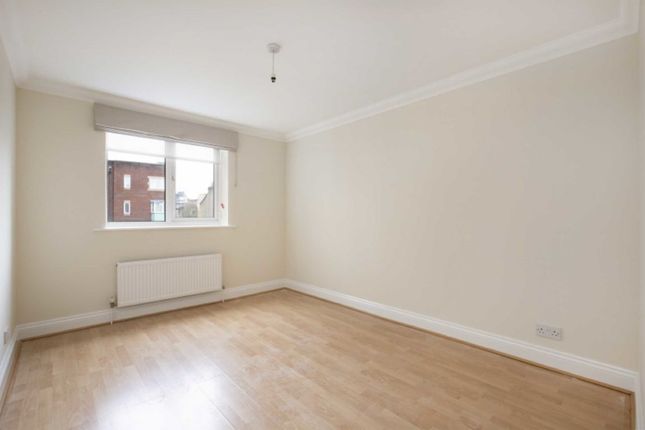 Flat to rent in Graham Road, London