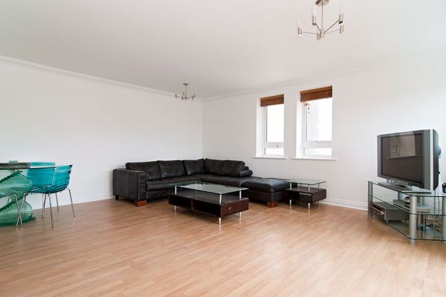 Flat to rent in Sparkes Close, Bromley