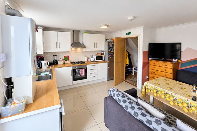 15 Raglan Road, London photo 2