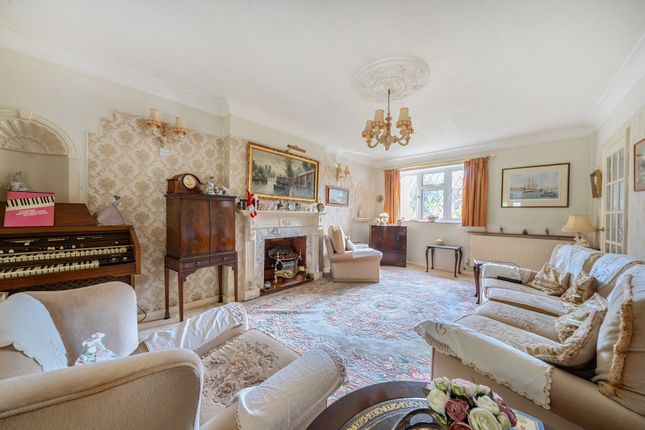 19, Davenham Avenue, Hertfordshire photo 3