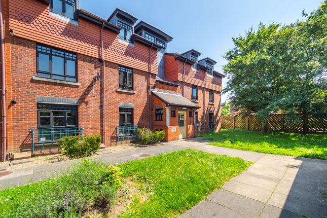 Thumbnail Flat for sale in Bolton Drive, Morden