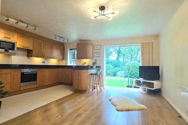 3 Oak Court, Farnham photo 3