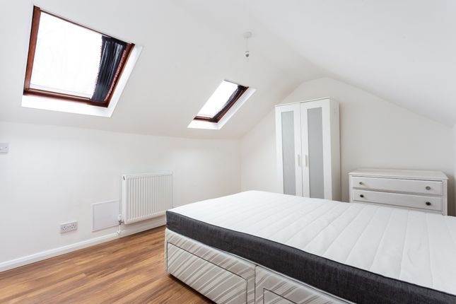 Top Floor Flat, 14, Mayflower Road, London photo 2