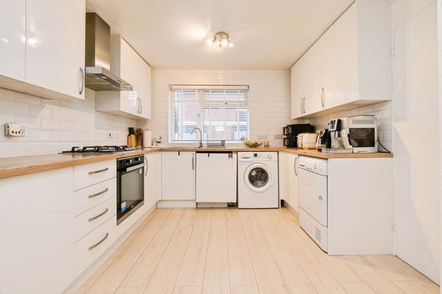 16, Limes Avenue, Essex photo 2