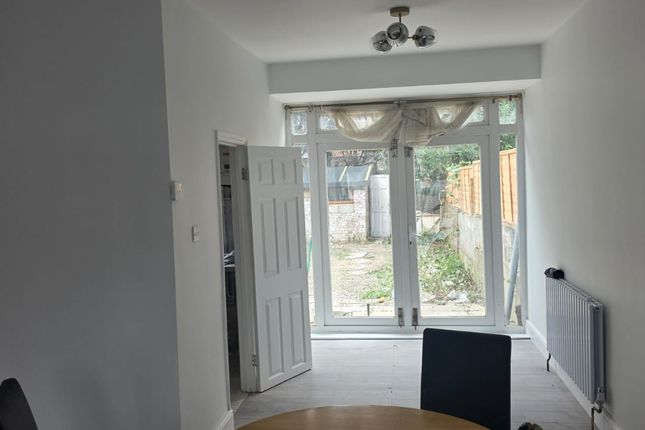 140 LANSBURY DRIVE, HAYES, Greater London photo 4