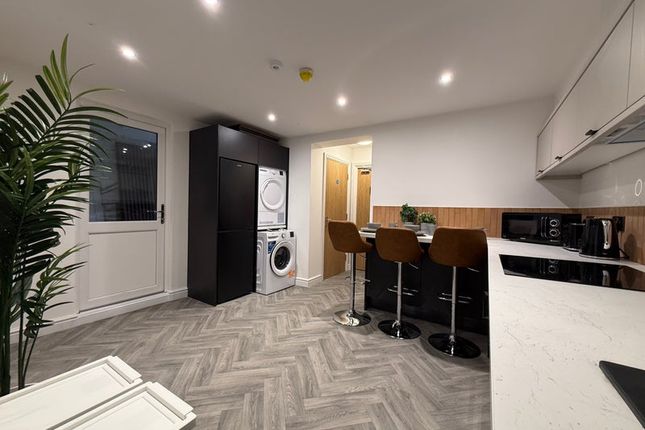 1-bed flat on 24, Warwick, £1,100/mo