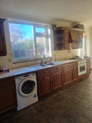 Charlbury Crescent, Romford photo 5