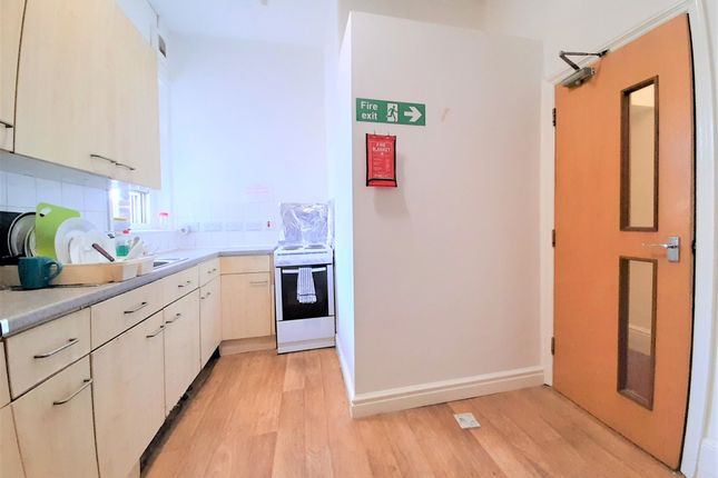 Room to rent in Holmes Road, London