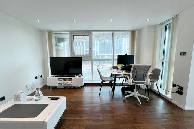 Flat to rent in 3 St Georges Wharf, London