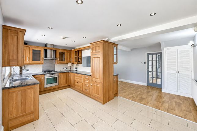 18, Field Close, Cranford photo 2