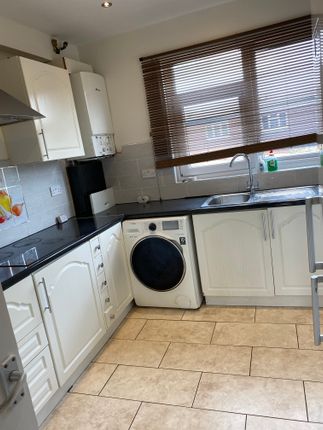 Flat to rent in Flowersmead, Upper Tooting
