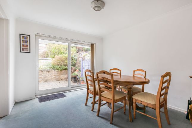 18, Farm Close, Harpenden photo 4