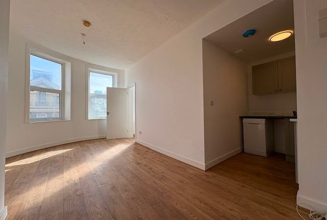 Flat 4, Eastbourne photo 2