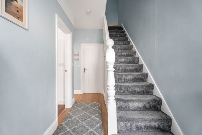 32, Montgomery Road, Edgware photo 4